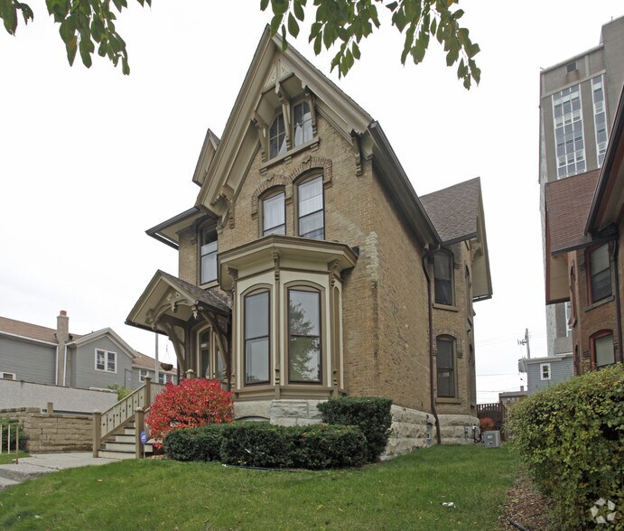 1716 N Farwell Ave, Milwaukee, WI à vendre - Photo de l’immeuble – Image 2 sur 2