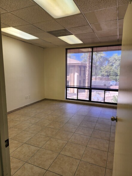2720 E Thomas Rd, Phoenix, AZ à louer - Photo intérieure – Image 2 sur 17