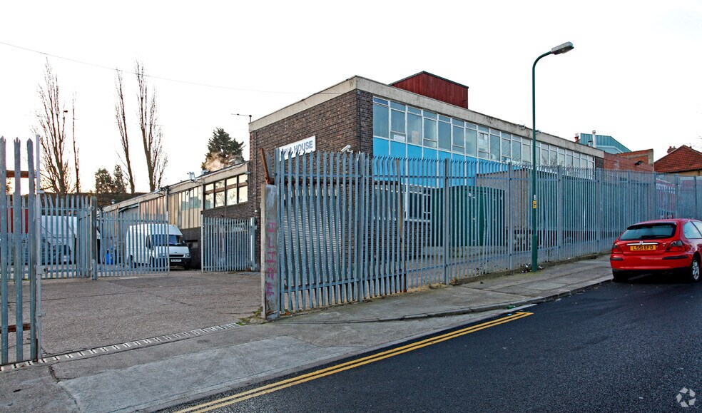 Humber Rd, Londres à vendre - Photo principale – Image 1 sur 4