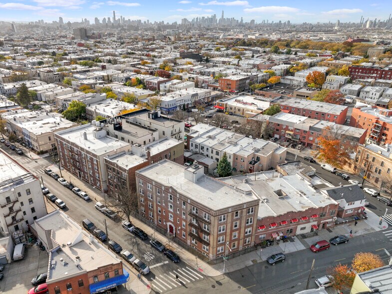 21-21 Linden St, Ridgewood, NY à vendre - Photo de l’immeuble – Image 2 sur 8