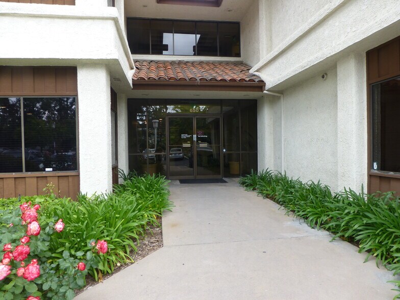 660 Hampshire Rd, Westlake Village, CA à louer - Photo de l’immeuble – Image 2 sur 4