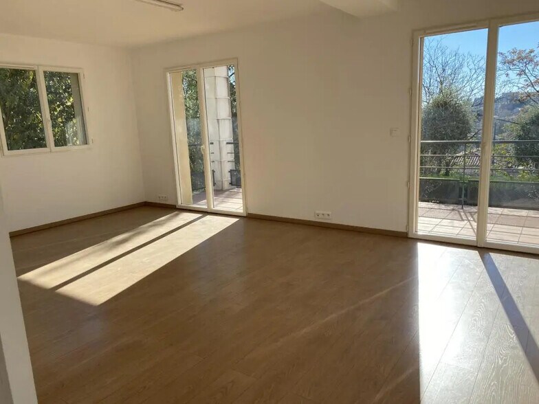 Bureau dans Grasse à louer - Photo de l’immeuble – Image 1 sur 3