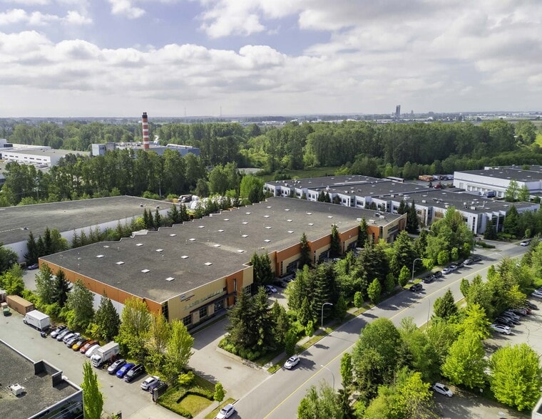 8085 N Fraser Way, Burnaby, BC à louer - Photo de l’immeuble – Image 2 sur 8