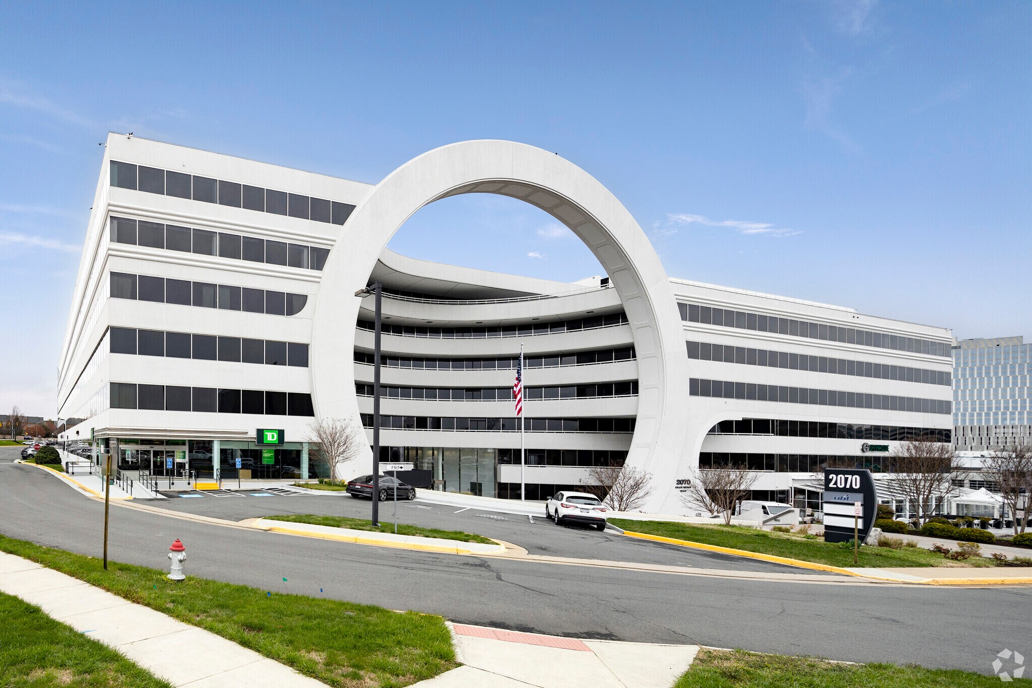 2070 Chain Bridge Rd, Vienna, VA à louer Photo de l’immeuble– Image 1 sur 10