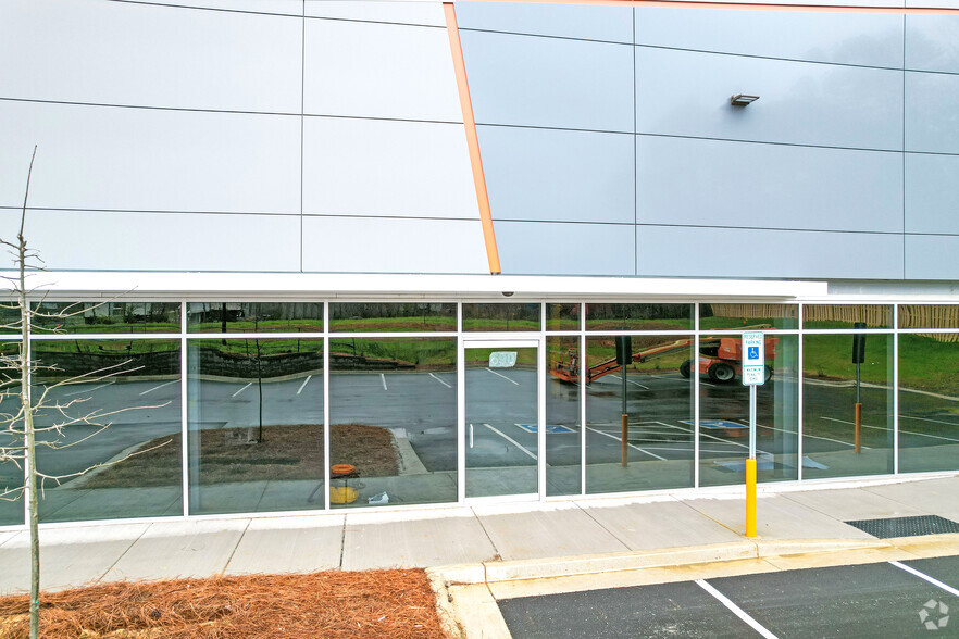 690 Montana Dr, Charlotte, NC à louer - Photo de l’immeuble – Image 3 sur 6