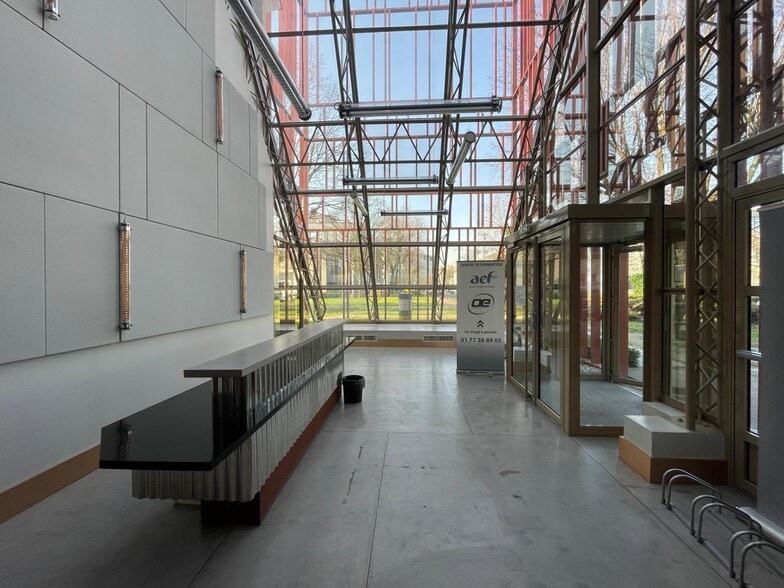 1 Place Des Hauts Tilliers, Gennevilliers à louer - Photo de l’immeuble – Image 1 sur 7