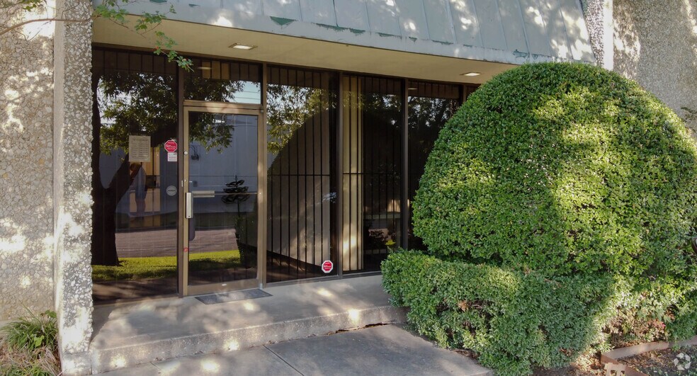 1321-1343 Round Table Dr, Dallas, TX à louer - Photo de l’immeuble – Image 3 sur 6