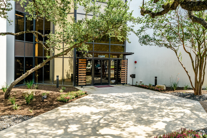 15600 San Pedro Ave, San Antonio, TX à louer - Photo de l’immeuble – Image 3 sur 10