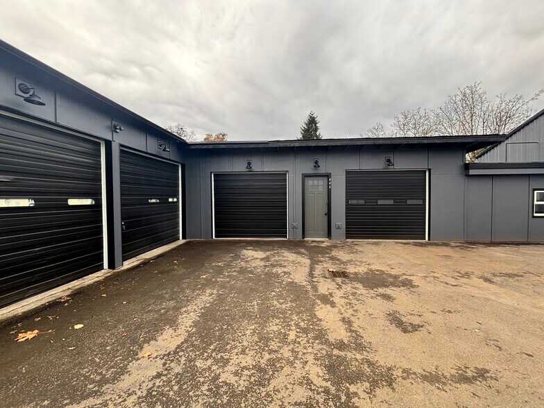 446 McClaine St, Silverton, OR à louer - Photo de l’immeuble – Image 2 sur 49