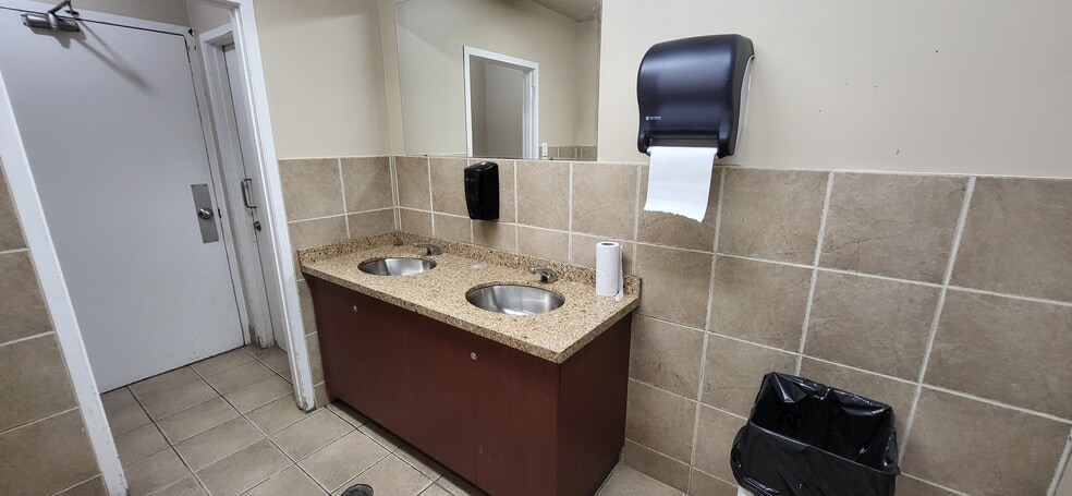 991-1025 Finch Ave W, Toronto, ON à louer - Photo de l’immeuble – Image 2 sur 24