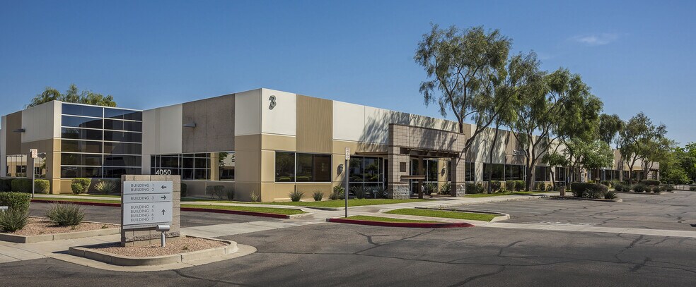4050 E Cotton Center Blvd, Phoenix, AZ à louer - Photo de l’immeuble – Image 1 sur 6