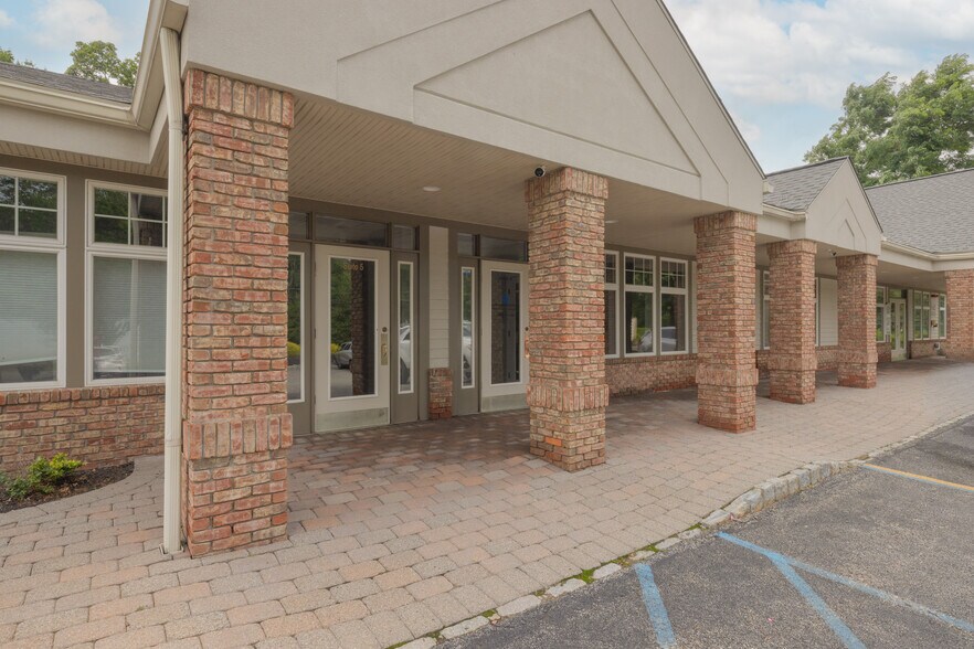 516 NY-303, Orangeburg, NY à louer - Photo de l’immeuble – Image 2 sur 34