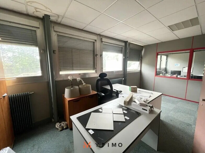 Local d’activités dans Juziers à louer - Photo de l’immeuble – Image 2 sur 5