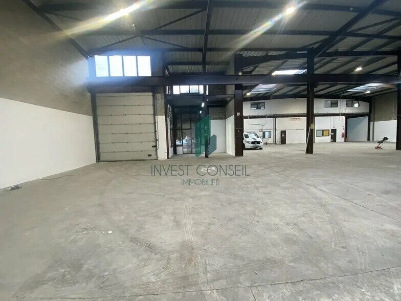 Local d’activités dans Le Thillay à louer - Photo de l’immeuble – Image 3 sur 11