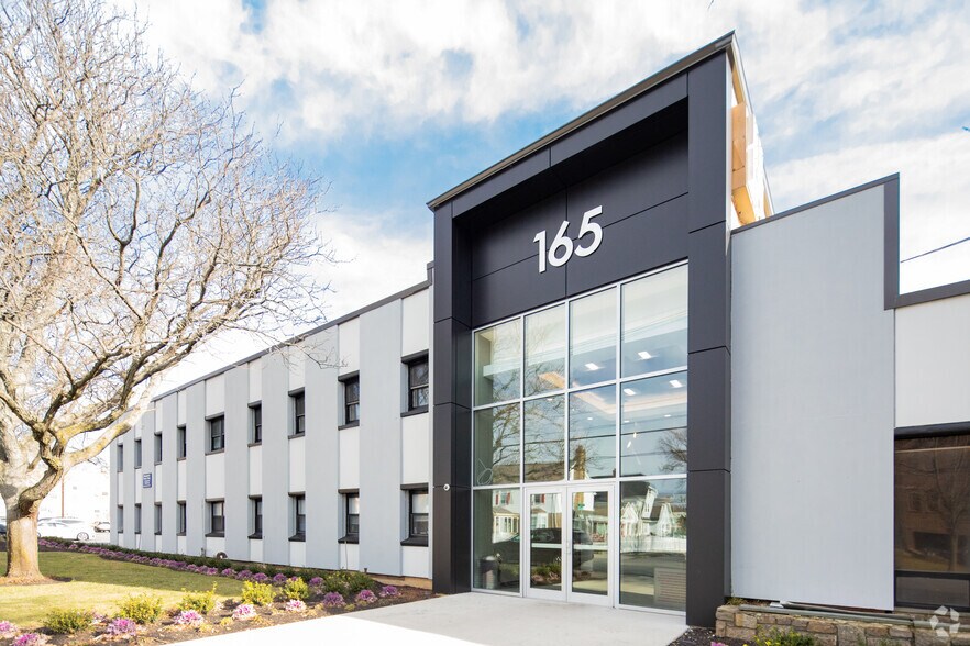 165 N Village Ave, Rockville Centre, NY à louer - Photo de l’immeuble – Image 1 sur 23