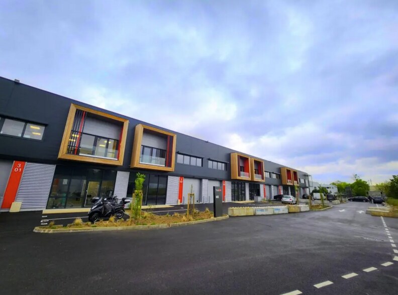 27 Avenue Du Gros Chene, Éragny à louer - Photo de l’immeuble – Image 3 sur 8
