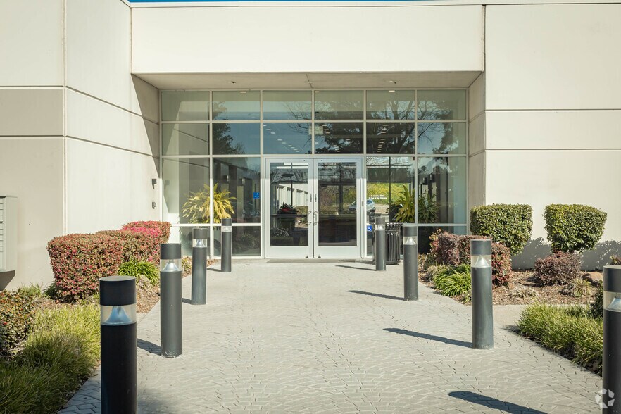 4630 Northgate Blvd, Sacramento, CA à louer - Photo de l’immeuble – Image 3 sur 13
