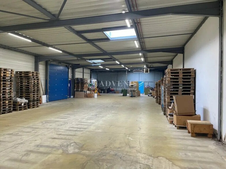 Local d'activités dans Fleury-les-Aubrais à vendre - Photo de l’immeuble – Image 3 sur 12