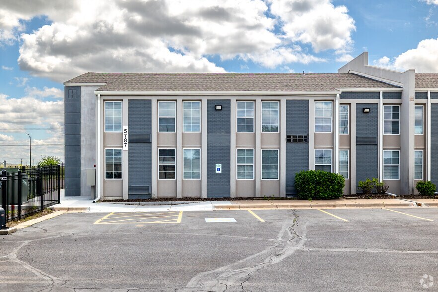 5805 W Kellogg Dr, Wichita, KS à vendre - Photo de l’immeuble – Image 3 sur 59
