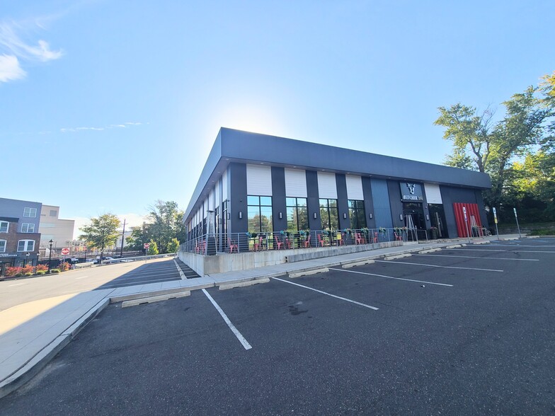 360 Georges Rd, North Brunswick, NJ à louer - Photo de l’immeuble – Image 1 sur 10