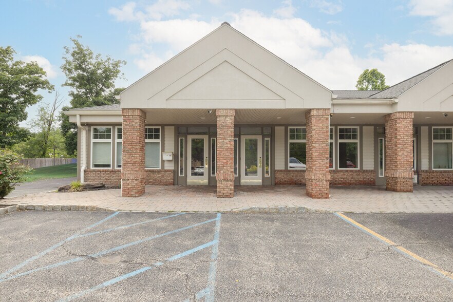 516 NY-303, Orangeburg, NY à louer - Photo de l’immeuble – Image 1 sur 34