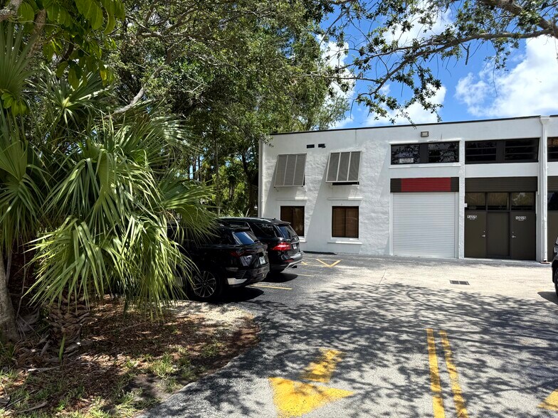 13259-13299 SW 124th St, Miami, FL à louer - Photo de l’immeuble – Image 3 sur 19