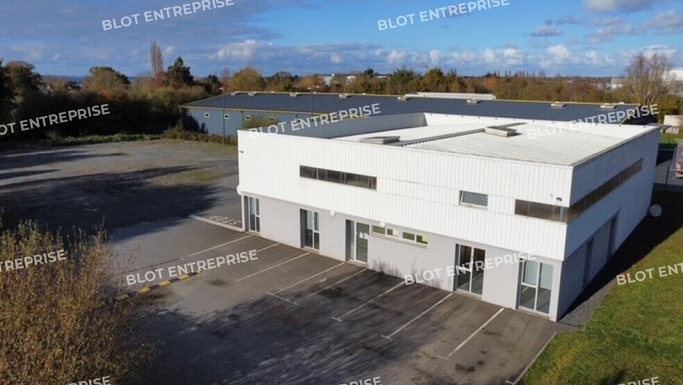 Local d’activités dans Yffiniac à louer - Photo de l’immeuble – Image 1 sur 7