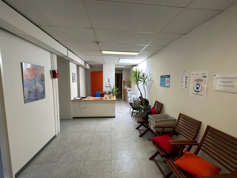 Bureau dans Aubagne à vendre - Photo de l’immeuble – Image 2 sur 4