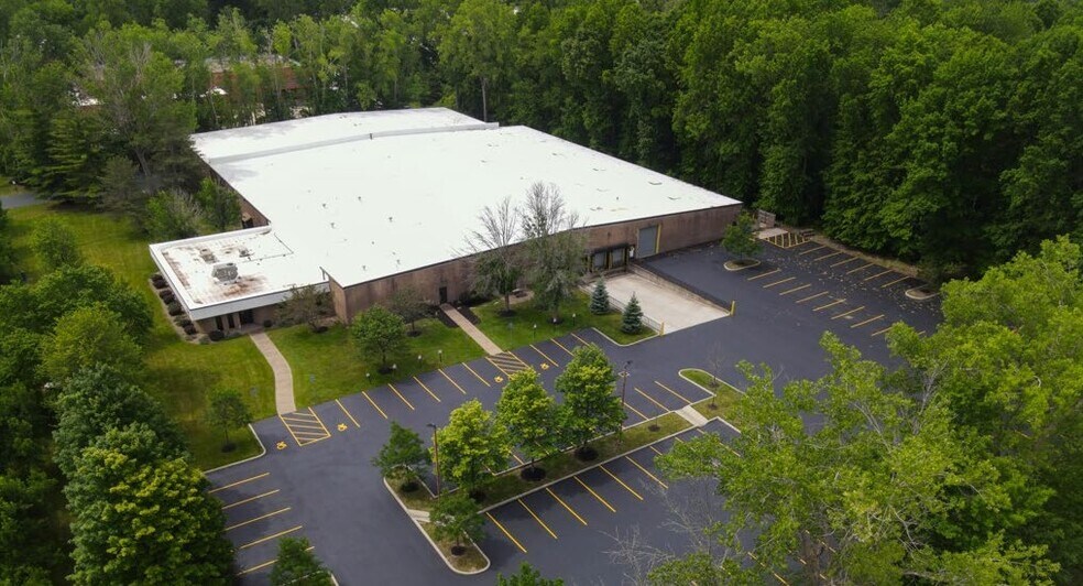 55 Woodridge Dr, Amherst, NY à louer - Photo de l’immeuble – Image 1 sur 7