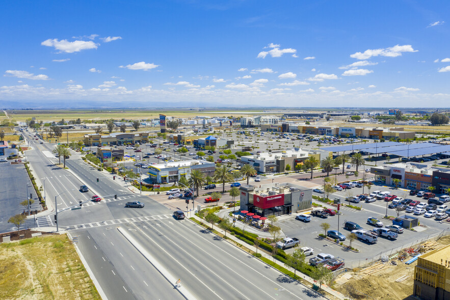530 Woollomes Ave, Delano, CA à louer - Photo de l’immeuble – Image 1 sur 18