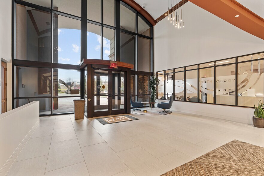 11995 Singletree Ln, Eden Prairie, MN à louer - Photo de l’immeuble – Image 2 sur 9