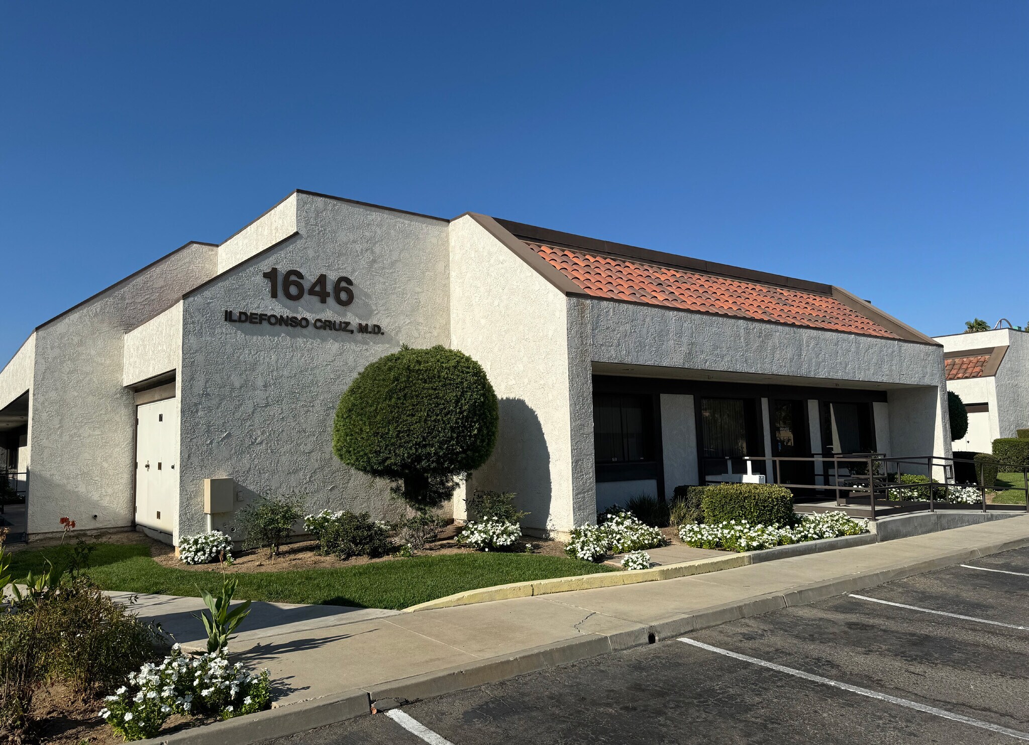 1660 E Herndon Ave, Fresno, CA à louer Photo de l’immeuble– Image 1 sur 3