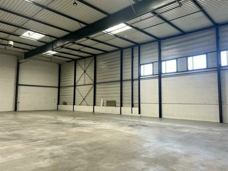 Local d’activités dans Villeneuve-la-Garenne à louer - Photo intérieure – Image 1 sur 3