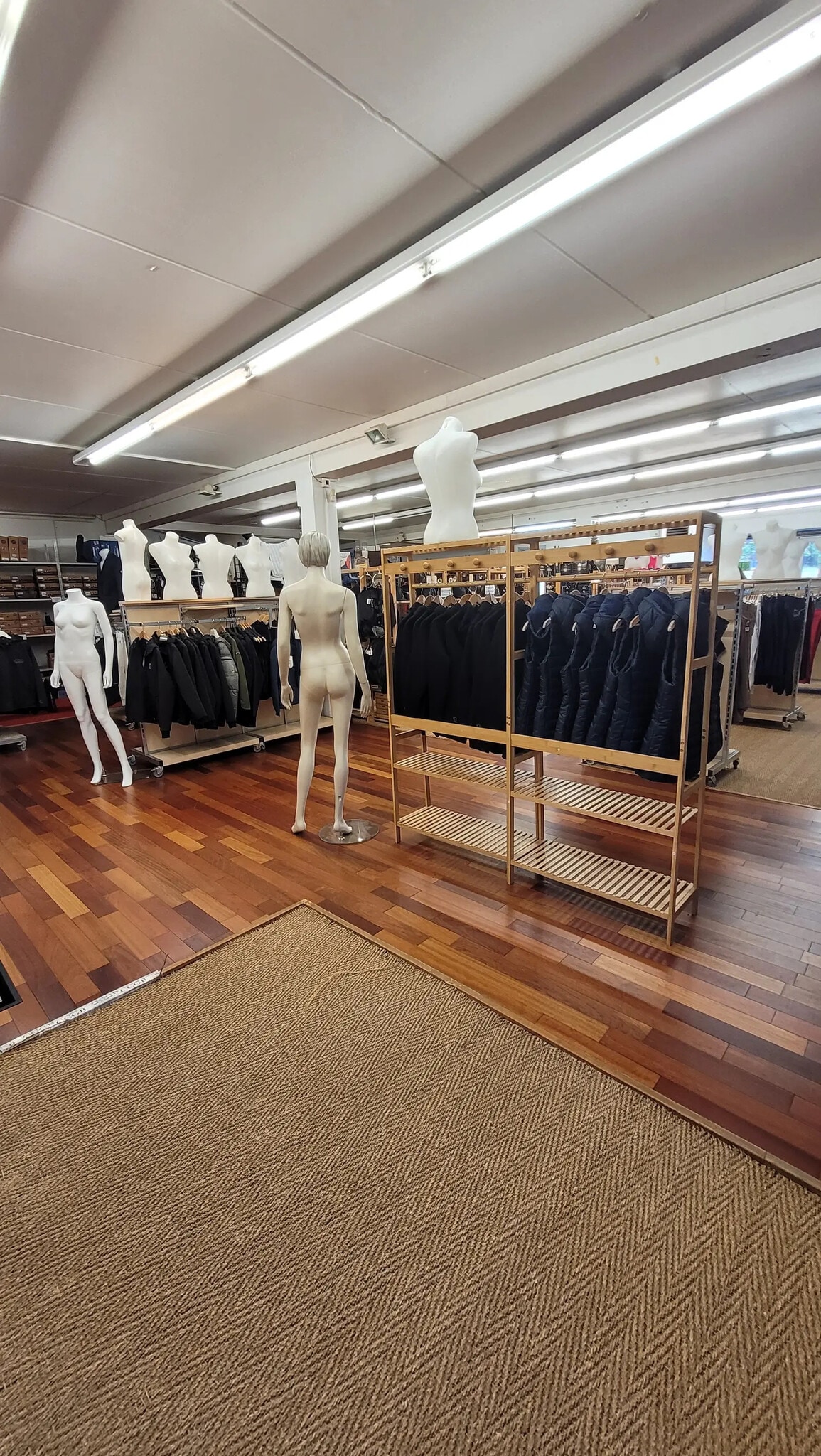 Local commercial dans CHAMPAGNE-AU-MONT-D'OR à louer Photo intérieure– Image 1 sur 3