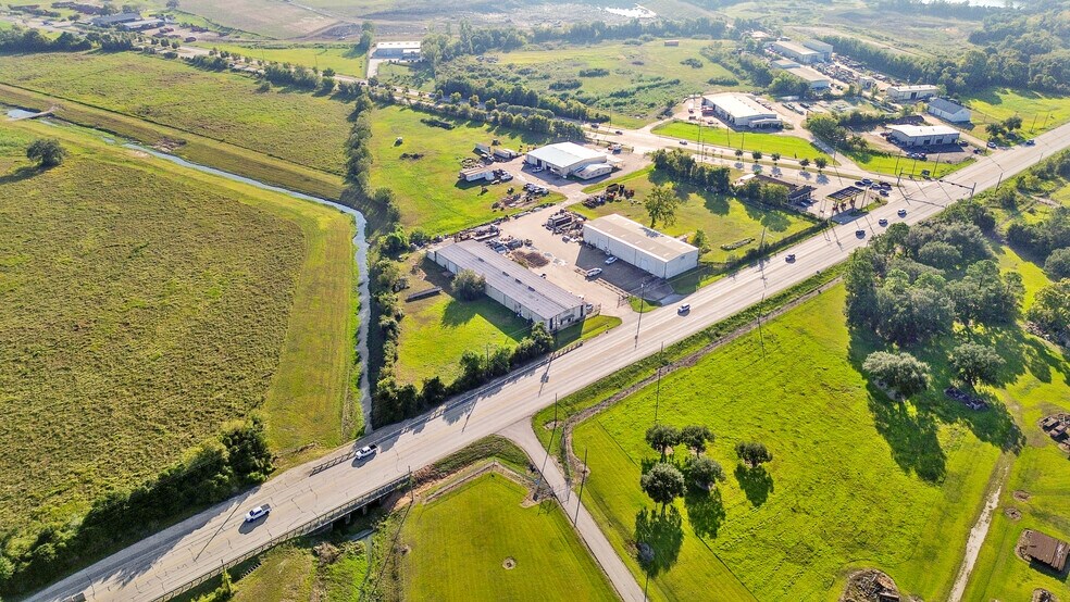 Office/Warehouse Campus w/ Surplus Land portefeuille de 2 biens à vendre sur LoopNet.fr - Photo de l’immeuble – Image 3 sur 10