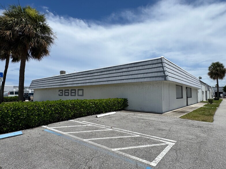 3680 Investment Ln, Riviera Beach, FL à vendre - Photo de l’immeuble – Image 3 sur 18