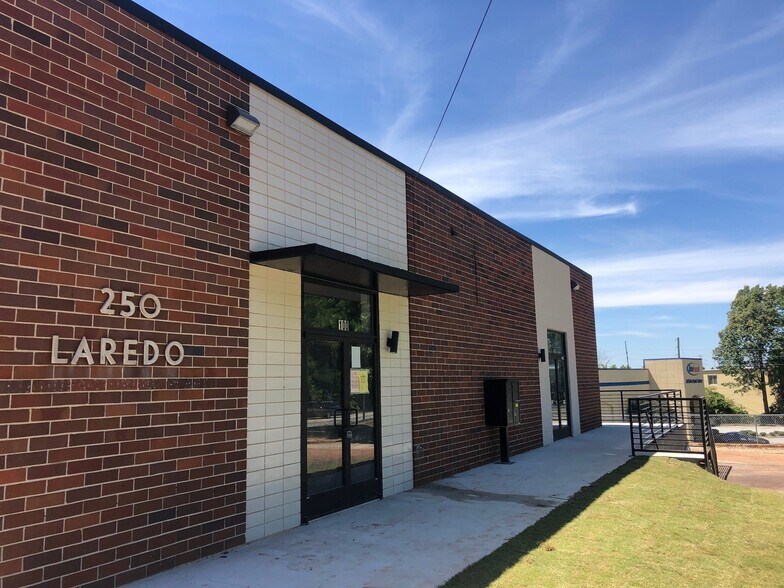 250 Laredo Dr, Decatur, GA à louer - Photo principale – Image 1 sur 9
