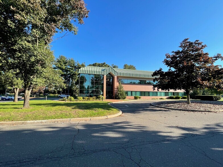 2 Bridgewater Rd, Farmington, CT à louer - Photo de l’immeuble – Image 2 sur 8