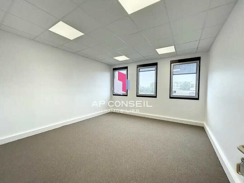 Bureau dans Montigny-le-Bretonneux à louer - Photo de l’immeuble – Image 2 sur 7