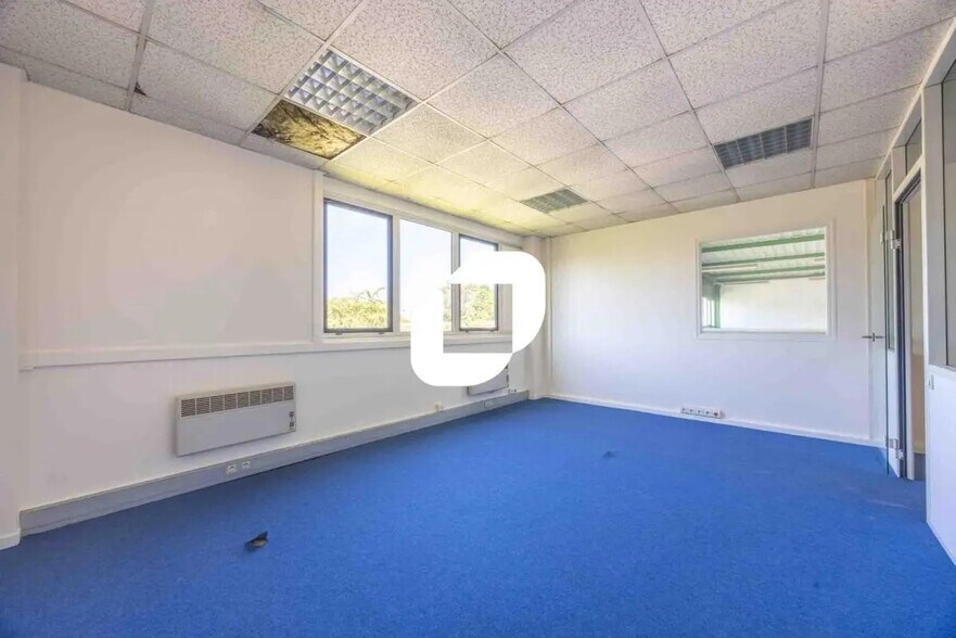 Local d’activités dans Saint-Thibault-des-Vignes à louer - Photo de l’immeuble – Image 3 sur 9