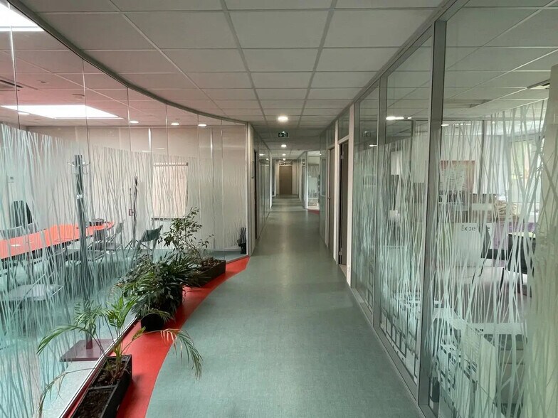Local d’activités dans Ris-Orangis à louer - Photo de l’immeuble – Image 3 sur 10
