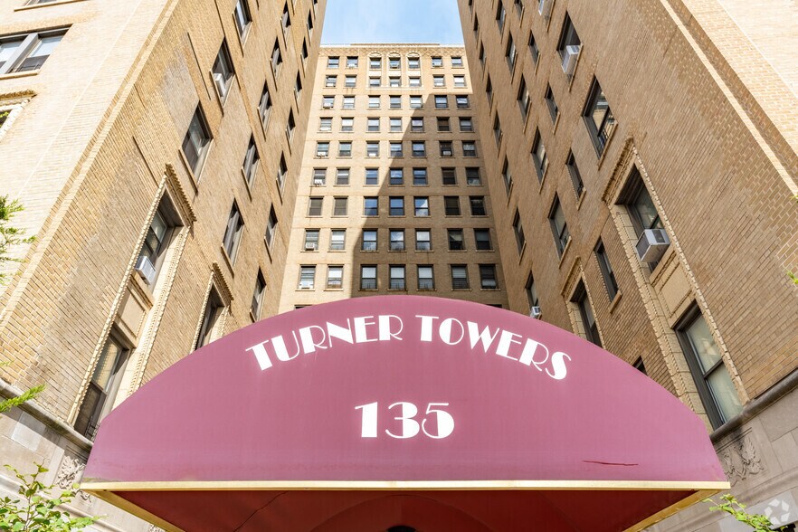 135 Eastern Pkwy, Brooklyn, NY à louer - Photo de l’immeuble – Image 2 sur 21