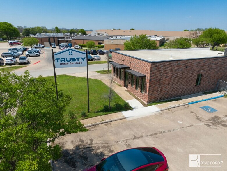 300 Fox Ave, Lewisville, TX à vendre - Photo de l’immeuble – Image 2 sur 4