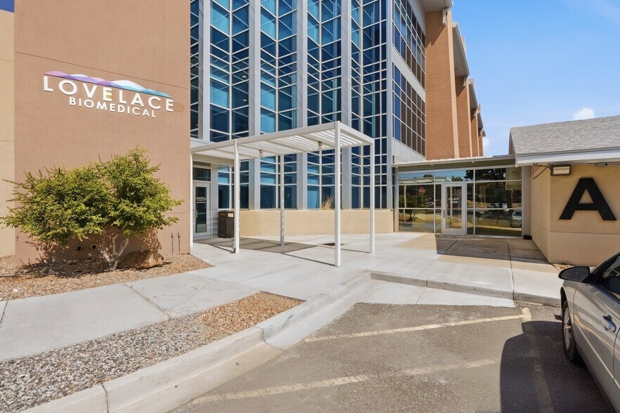 2425 Ridgecrest Dr SE, Albuquerque, NM à louer - Photo de l’immeuble – Image 2 sur 24