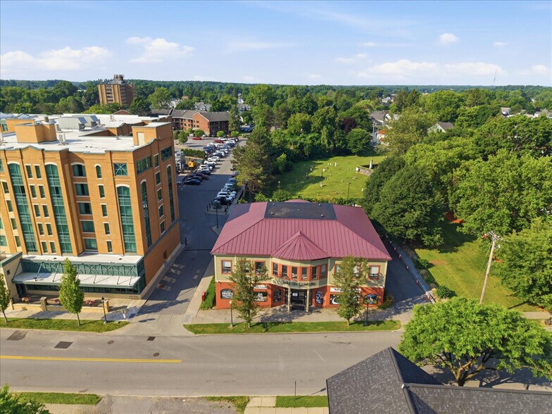 92 Congress St, Saratoga Springs, NY à vendre - Photo de l’immeuble – Image 3 sur 35