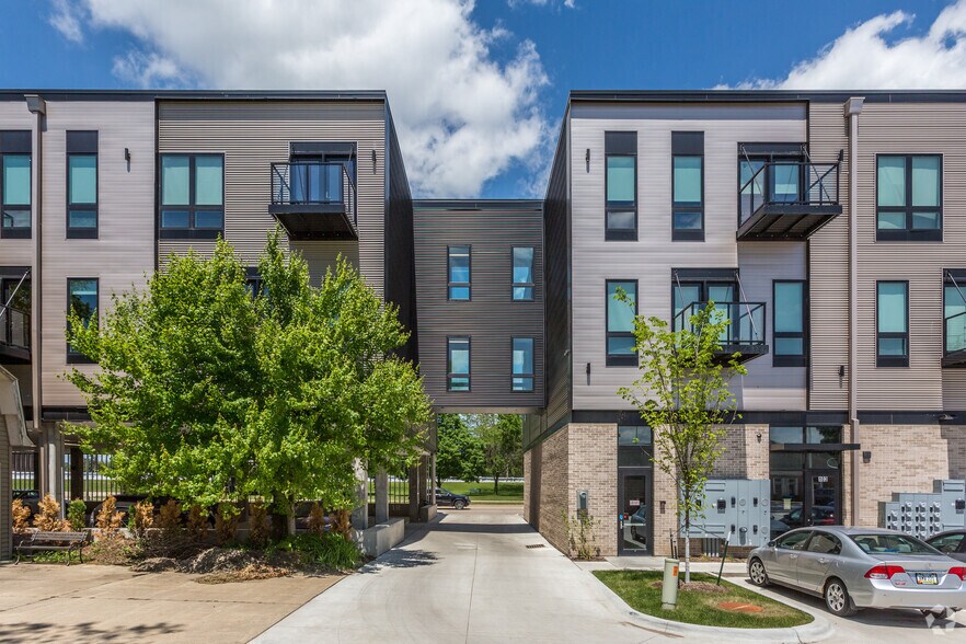 200 W 1st St, Cedar Falls, IA à louer - Photo de l’immeuble – Image 3 sur 24