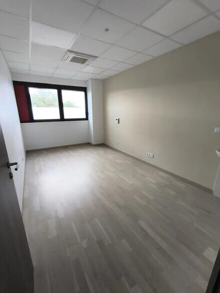 244 Rue Du Point Du Jour, Saint-Denis-lès-Bourg à louer - Photo de l’immeuble – Image 2 sur 4