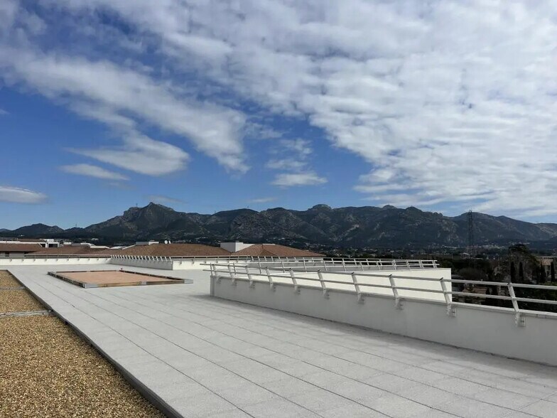 Bureau dans Aubagne à louer - Photo de l’immeuble – Image 2 sur 7