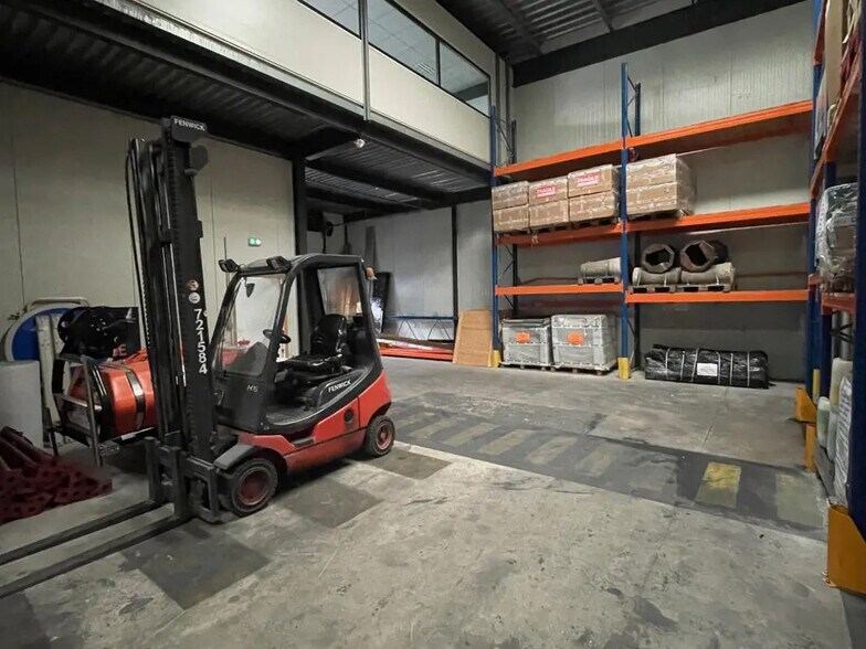 Local d’activités dans Val-de-Reuil à louer - Photo intérieure – Image 3 sur 3