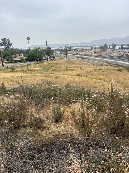 Felspar St, Jurupa Valley, CA à vendre - Photo de l’immeuble – Image 3 sur 13